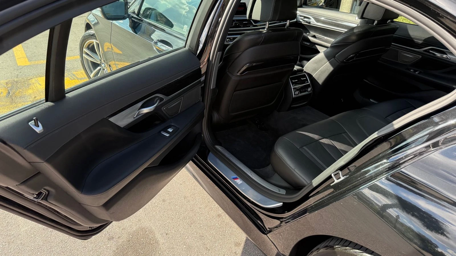 BMW 750 Xdrive M* Дистроник* Head Up* Следене* М.точка* HK - изображение 10