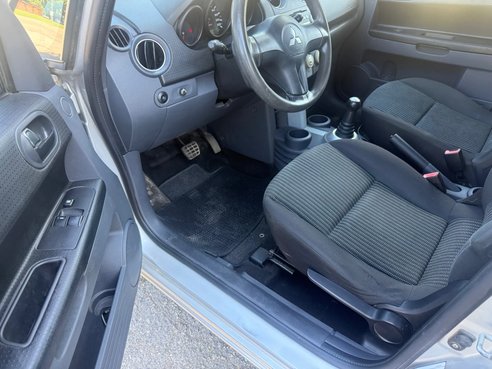 Mitsubishi Colt 1.3i-95kc, снимка 10 - Автомобили и джипове - 55281821