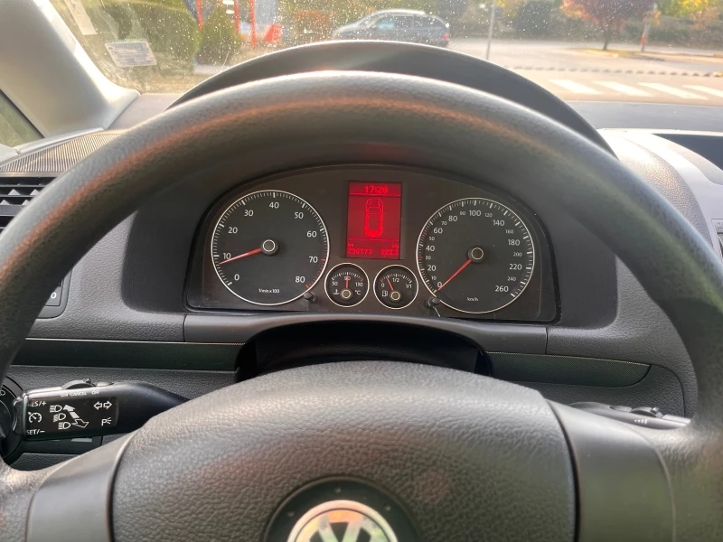 VW Touran TSI, снимка 15 - Автомобили и джипове - 52568197