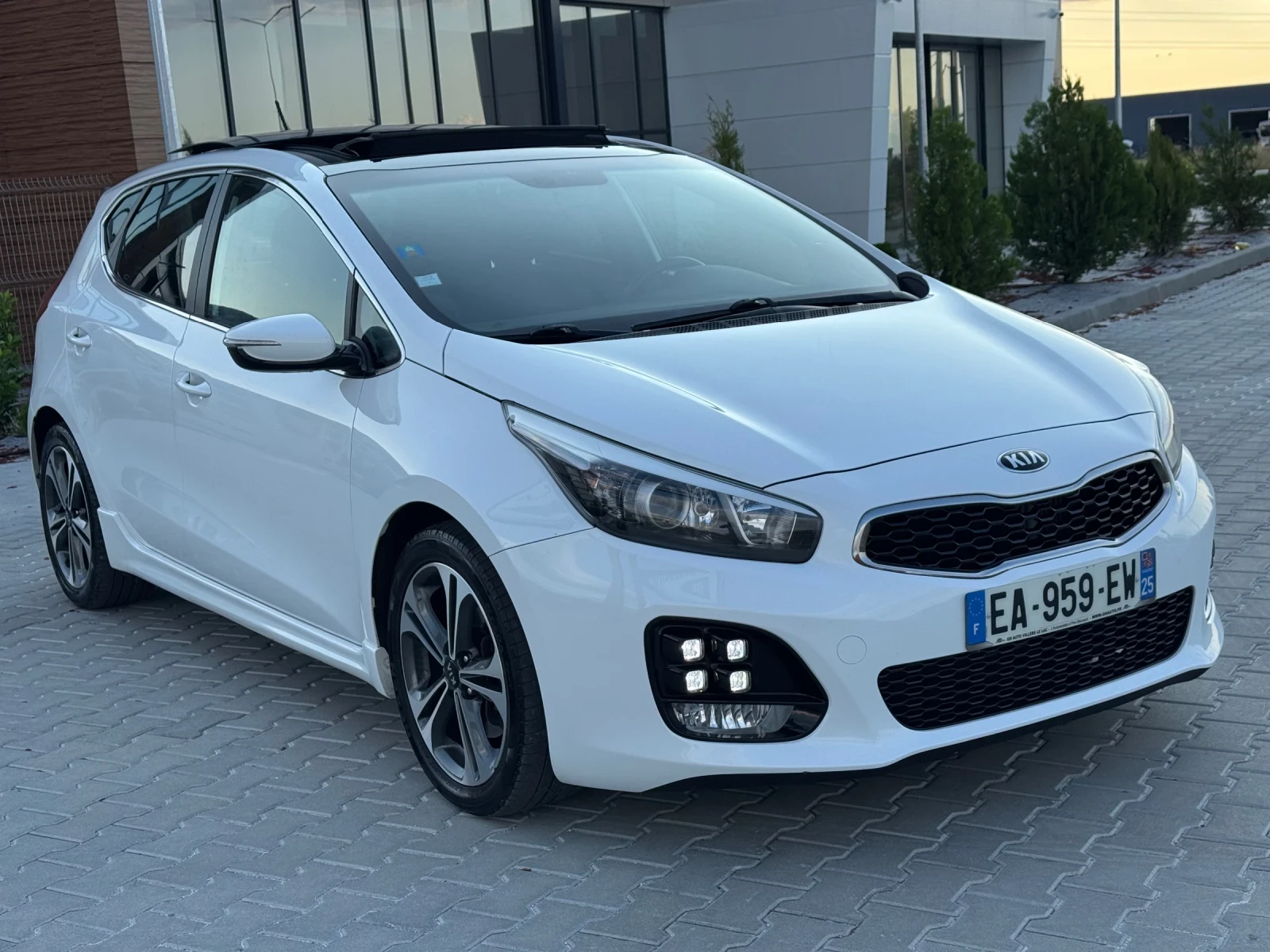 Kia Ceed 1.6CRDI::GT LINE::AUTOMATIC, снимка 3 - Автомобили и джипове - 55382375