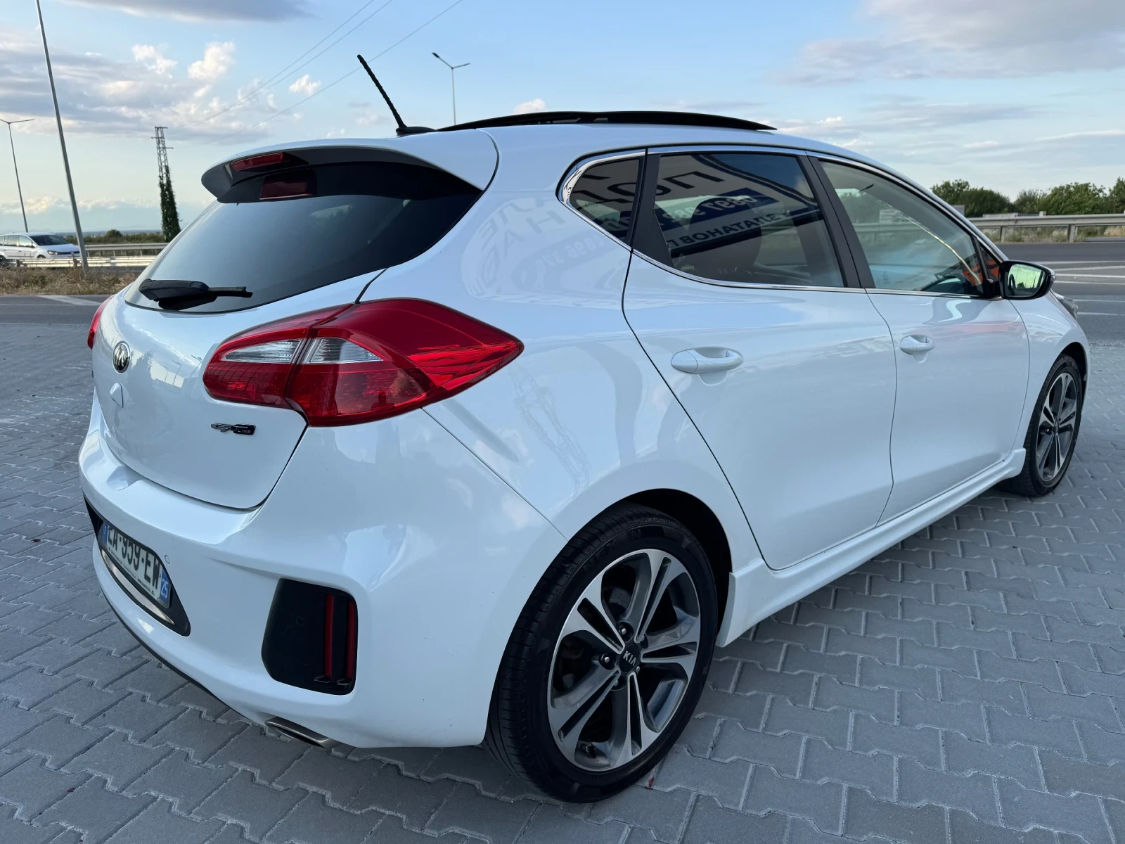 Kia Ceed 1.6CRDI::GT LINE::AUTOMATIC, снимка 4 - Автомобили и джипове - 55382375