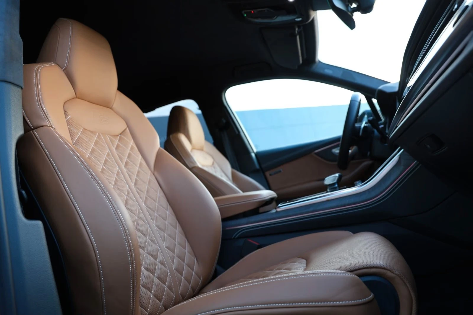 Audi SQ7 EXCLUSIVE / CERAMIC / BLACK OPTIC / HUD / MATRIX /, снимка 9 - Автомобили и джипове - 56098722
