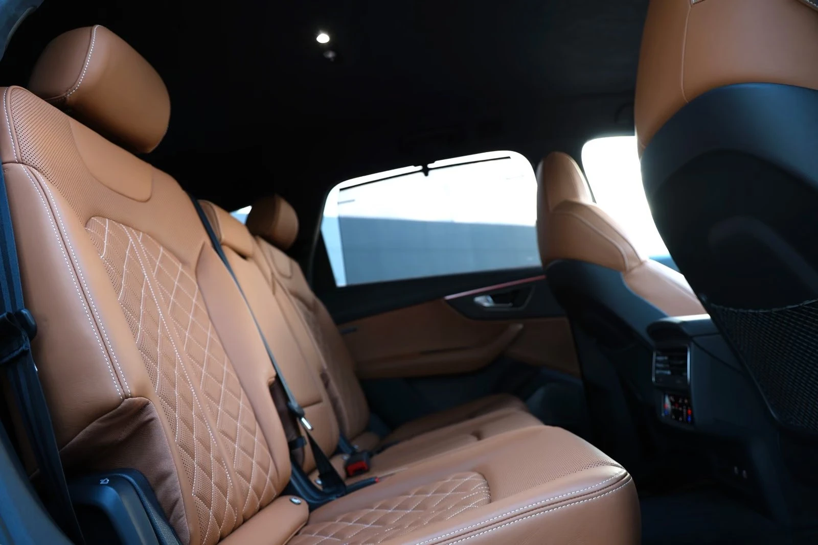 Audi SQ7 EXCLUSIVE / CERAMIC / BLACK OPTIC / HUD / MATRIX /, снимка 15 - Автомобили и джипове - 56098722