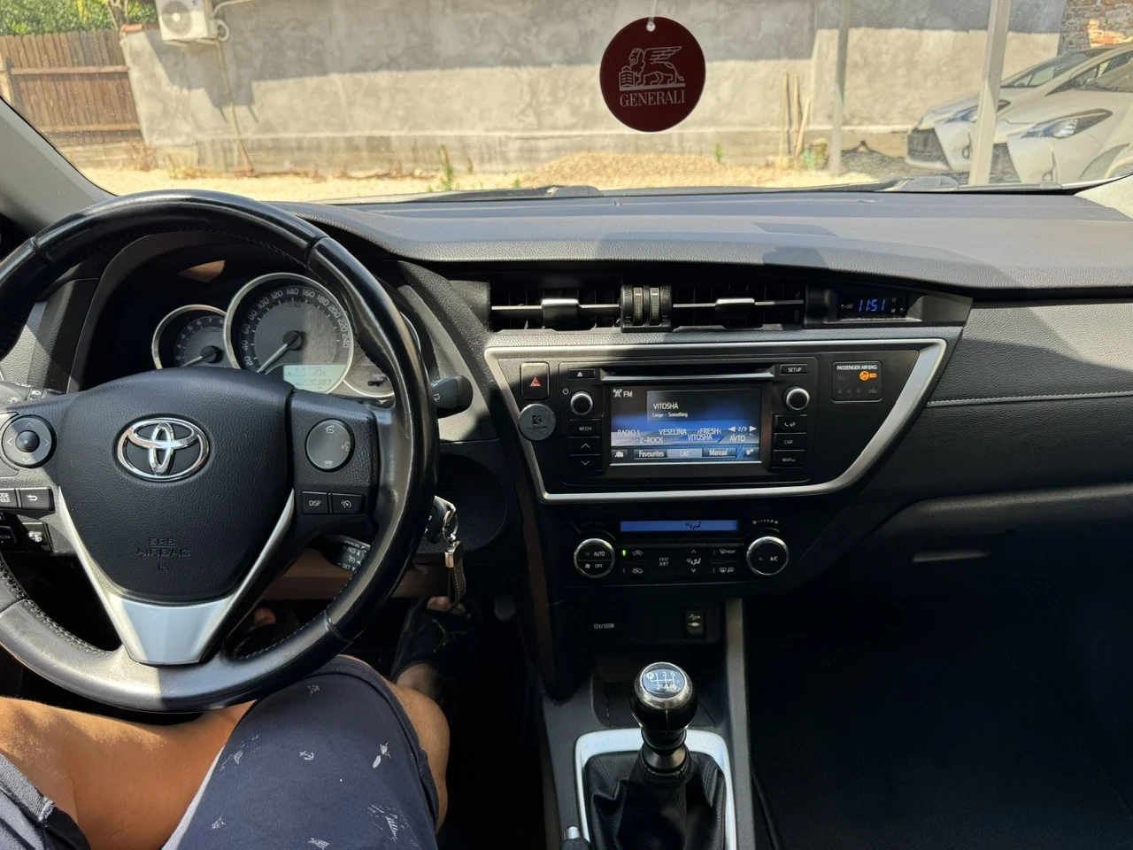 Toyota Auris 1.6i , снимка 14 - Автомобили и джипове - 55256810