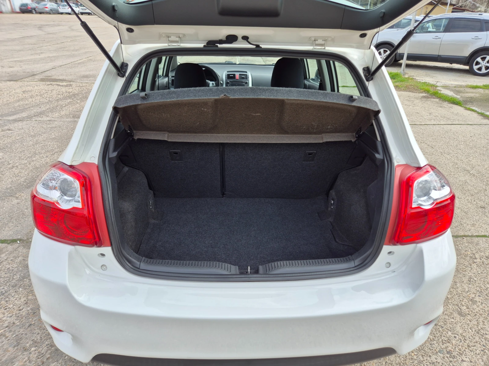 Toyota Auris 1.4D4D-Италия-Фейслифт , снимка 10 - Автомобили и джипове - 54057214