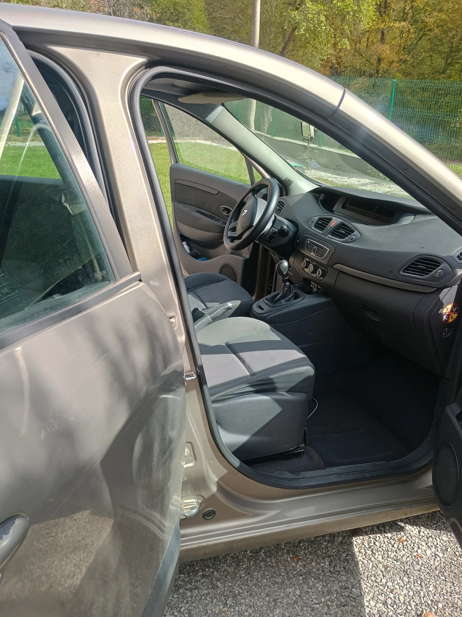 Renault Scenic 1.5DCI, снимка 3 - Автомобили и джипове - 56553559