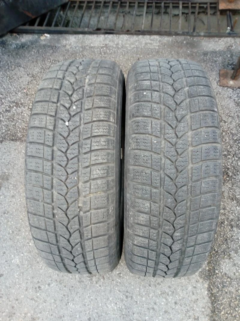 Гуми Зимни 185/60R15, снимка 1 - Гуми и джанти - 31193171