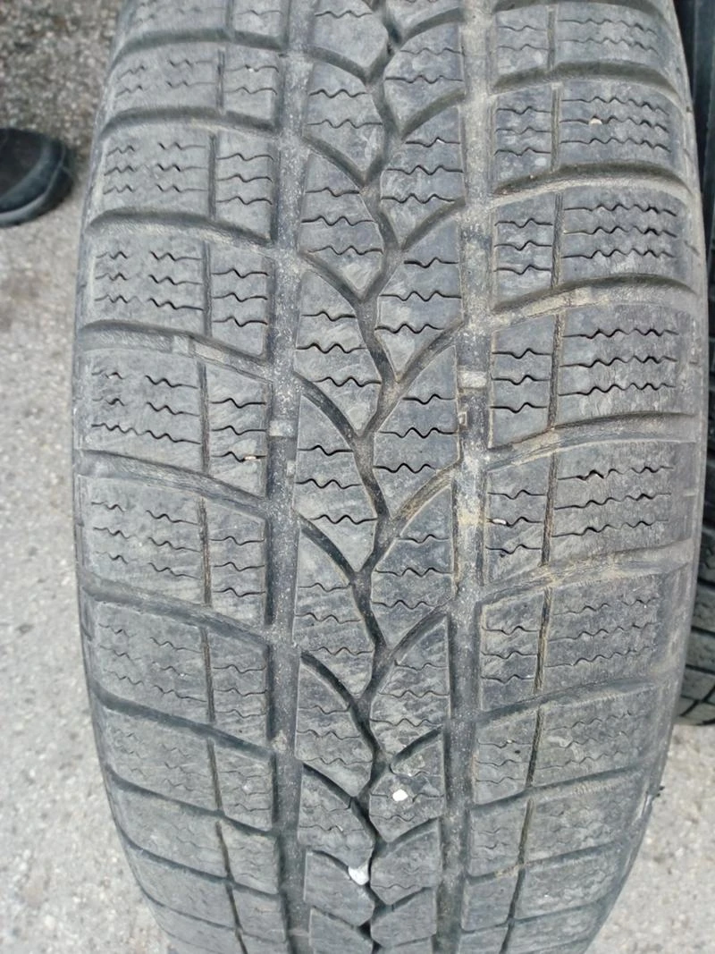 Гуми Зимни 185/60R15, снимка 2 - Гуми и джанти - 31193171