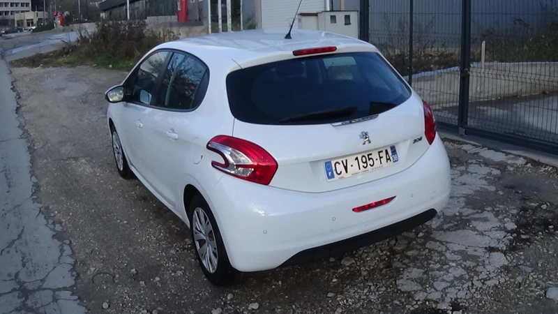 Peugeot 208, снимка 4 - Автомобили и джипове - 48444040