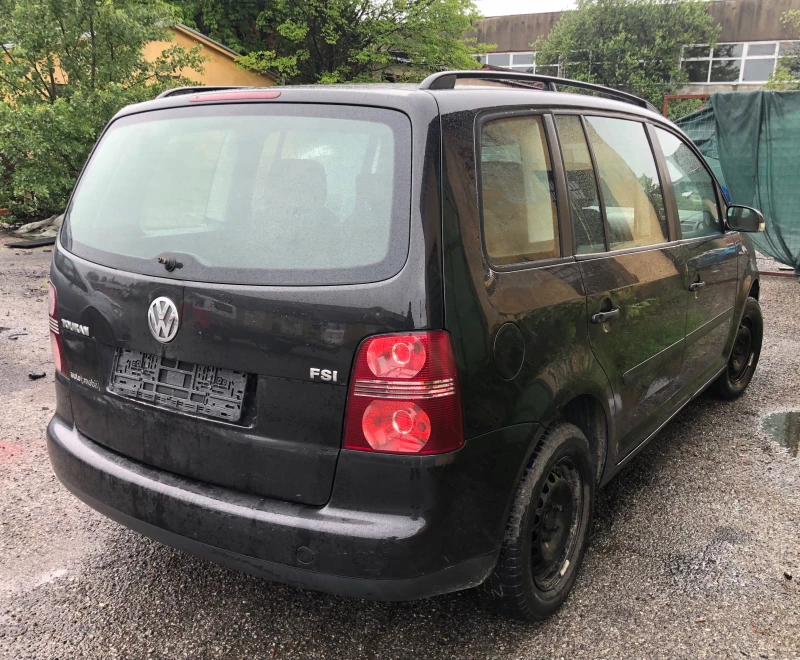 VW Touran 1.6 FSI, снимка 3 - Автомобили и джипове - 50318063