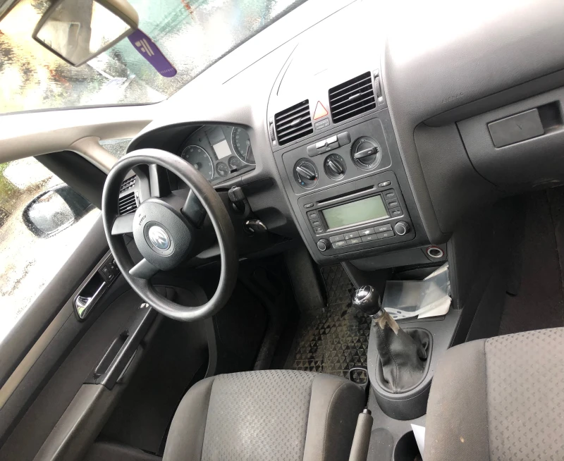VW Touran 1.6 FSI, снимка 6 - Автомобили и джипове - 50318063