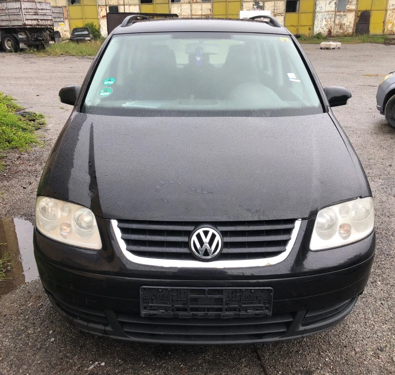 VW Touran 1.6 FSI, снимка 4 - Автомобили и джипове - 50318063
