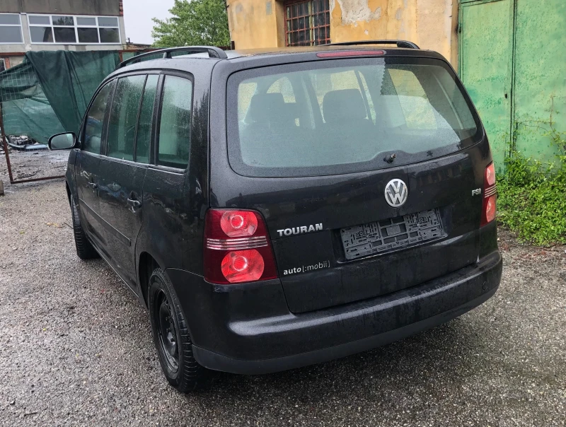 VW Touran 1.6 FSI, снимка 7 - Автомобили и джипове - 50318063