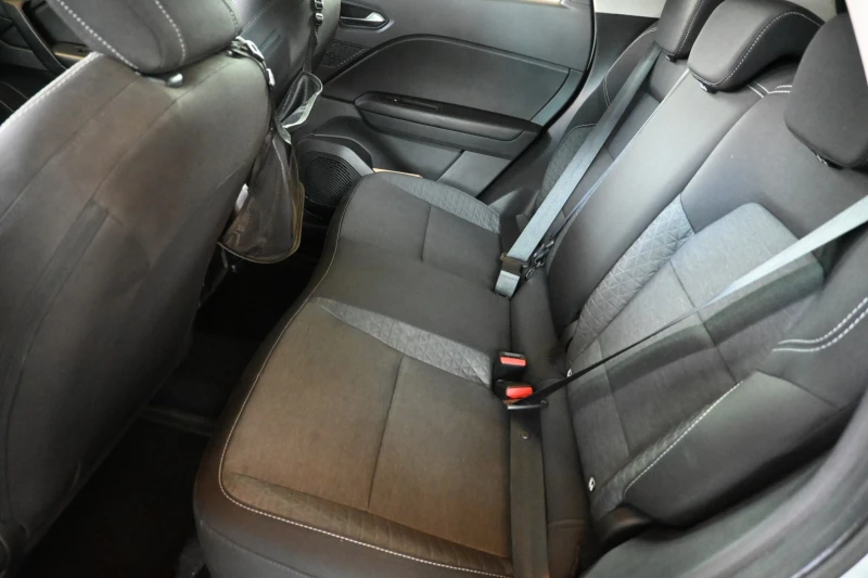 Renault Captur, снимка 13 - Автомобили и джипове - 53500332