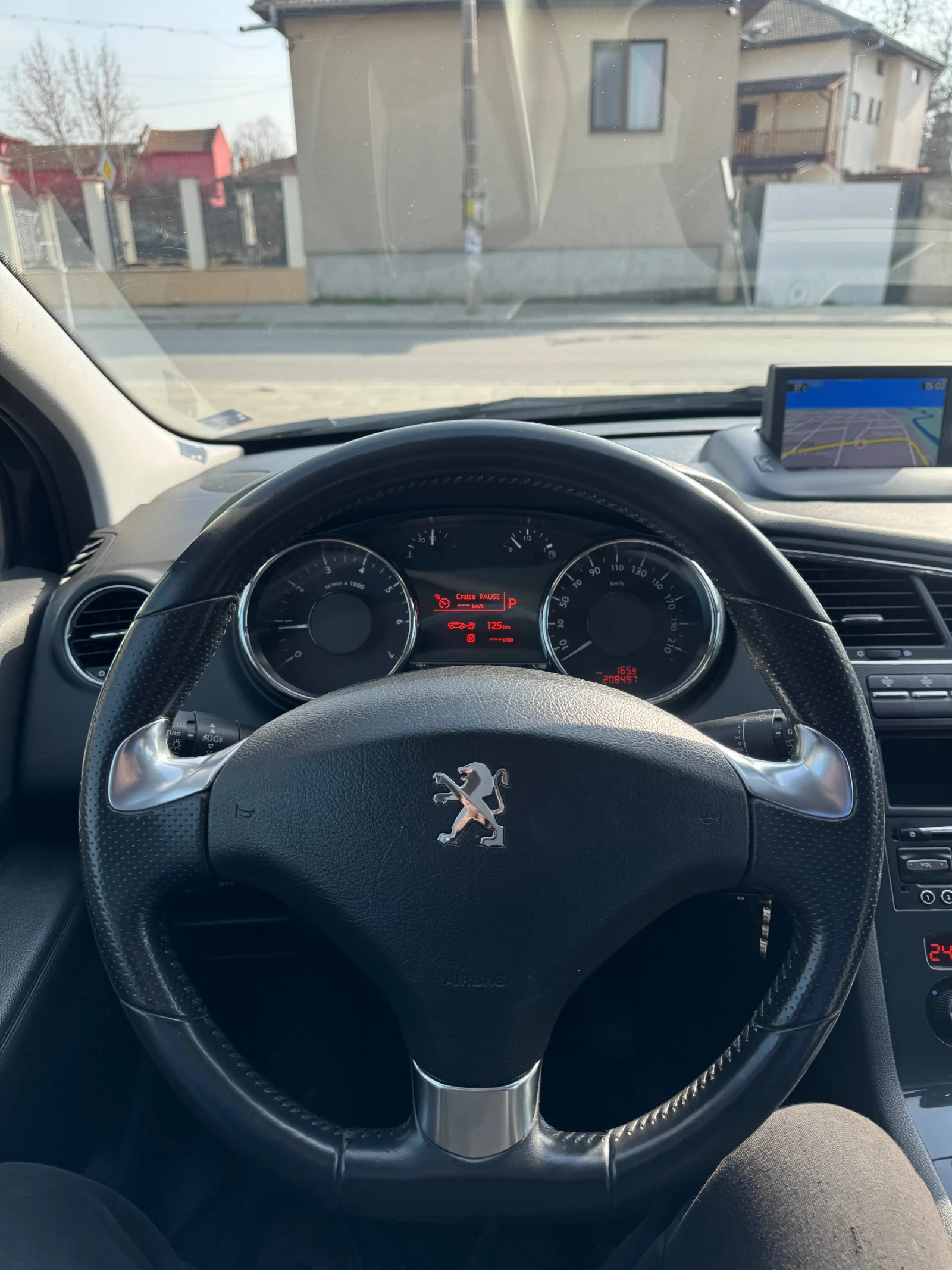 Peugeot 5008 Millesim 200 / Кожа / Подгрев / Дистроник , снимка 14 - Автомобили и джипове - 53710700