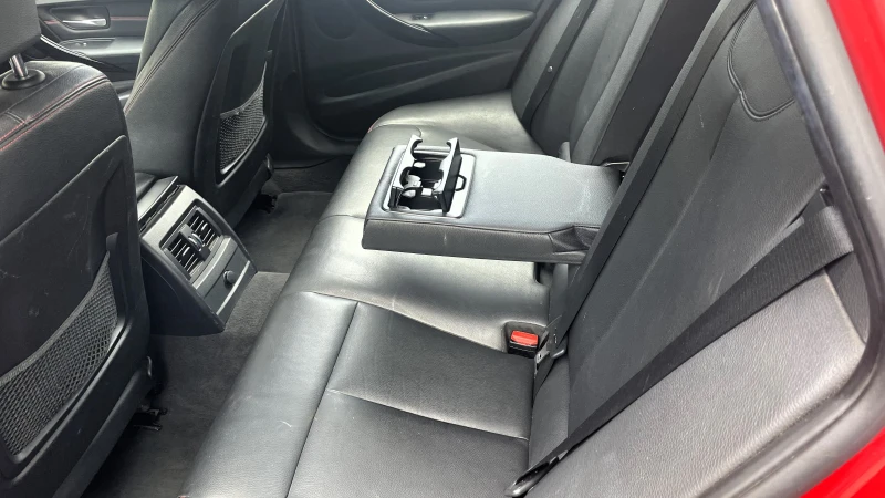 BMW 330 d xDrive SportLine, снимка 11 - Автомобили и джипове - 52060926