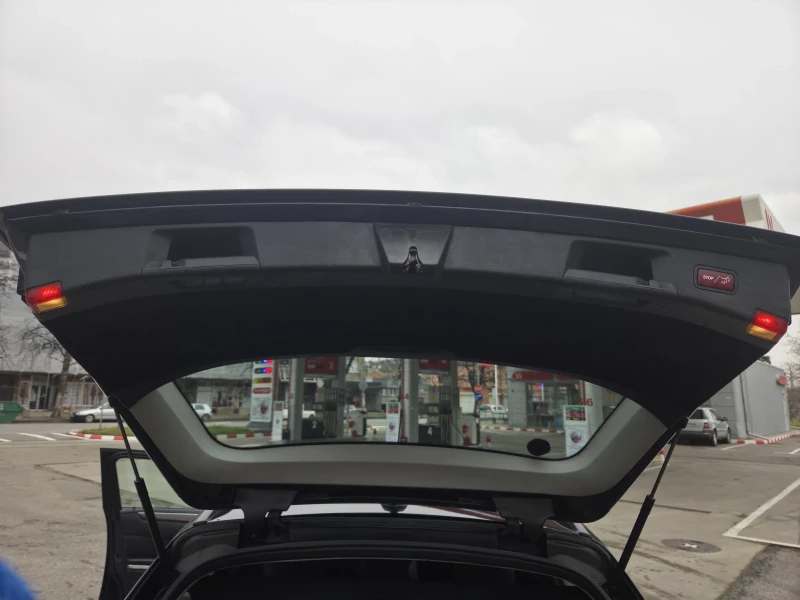 Mercedes-Benz E 200, снимка 10 - Автомобили и джипове - 53222375