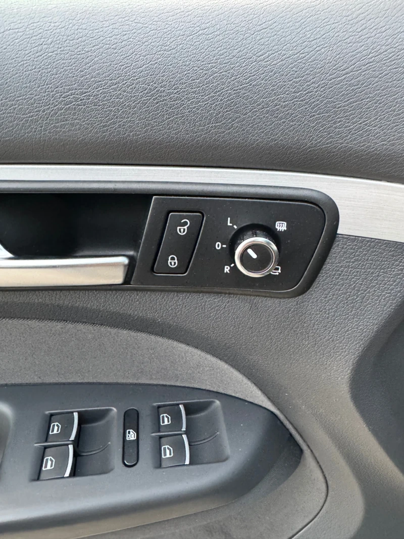 VW Touran STULE 2.0 TDI, снимка 9 - Автомобили и джипове - 53479295