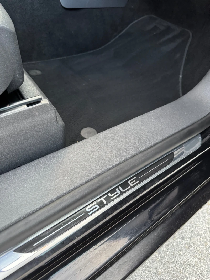 VW Touran STULE 2.0 TDI, снимка 15 - Автомобили и джипове - 53479295
