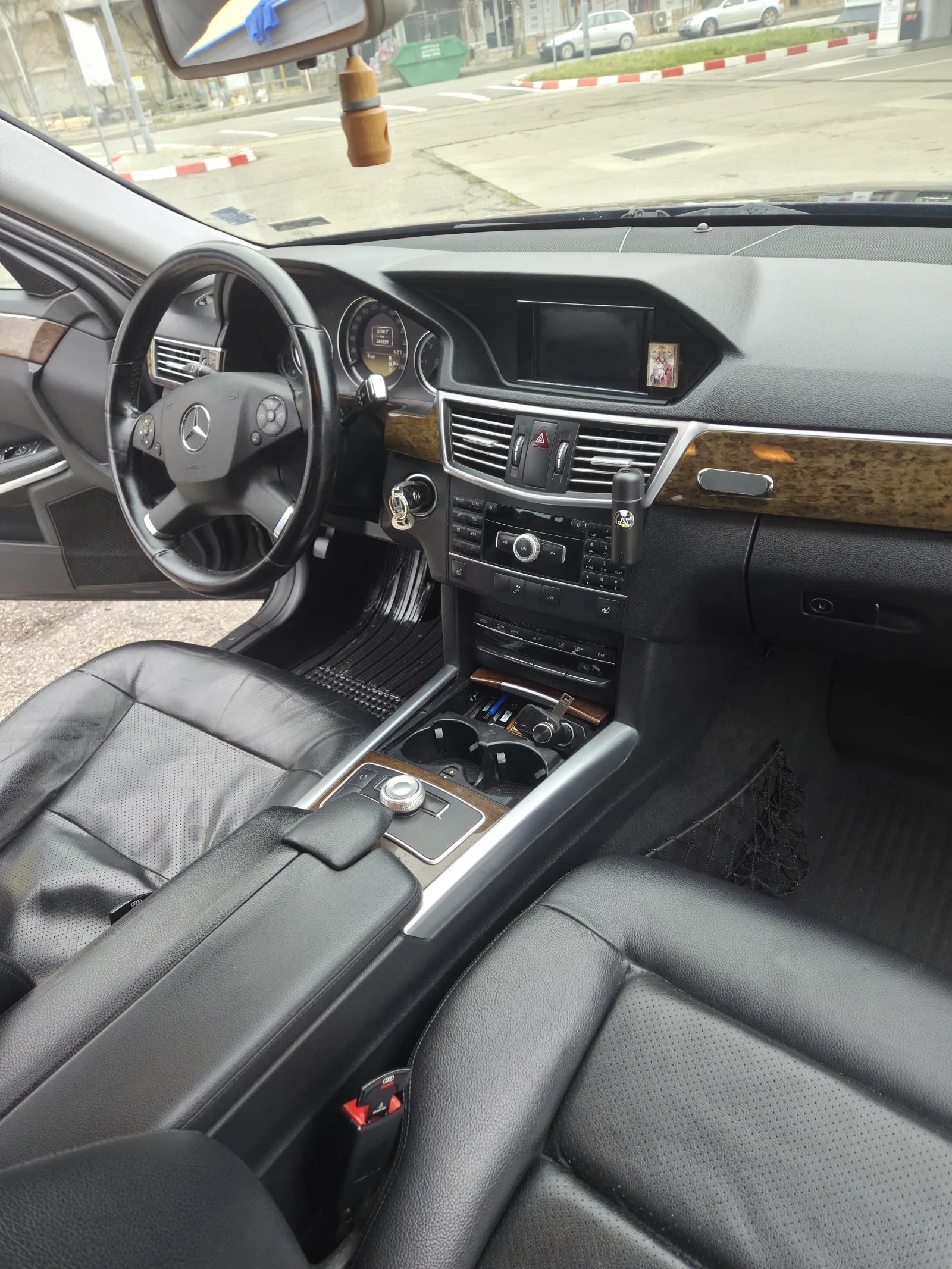 Mercedes-Benz E 200  - изображение 6