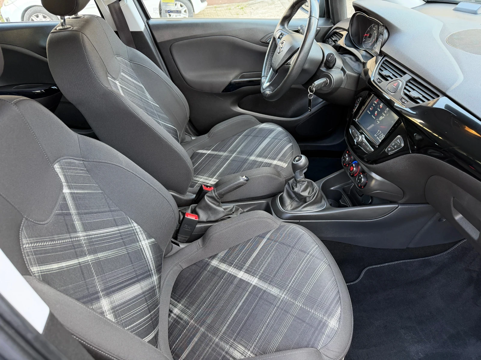 Opel Corsa E Black edition, снимка 16 - Автомобили и джипове - 54557629