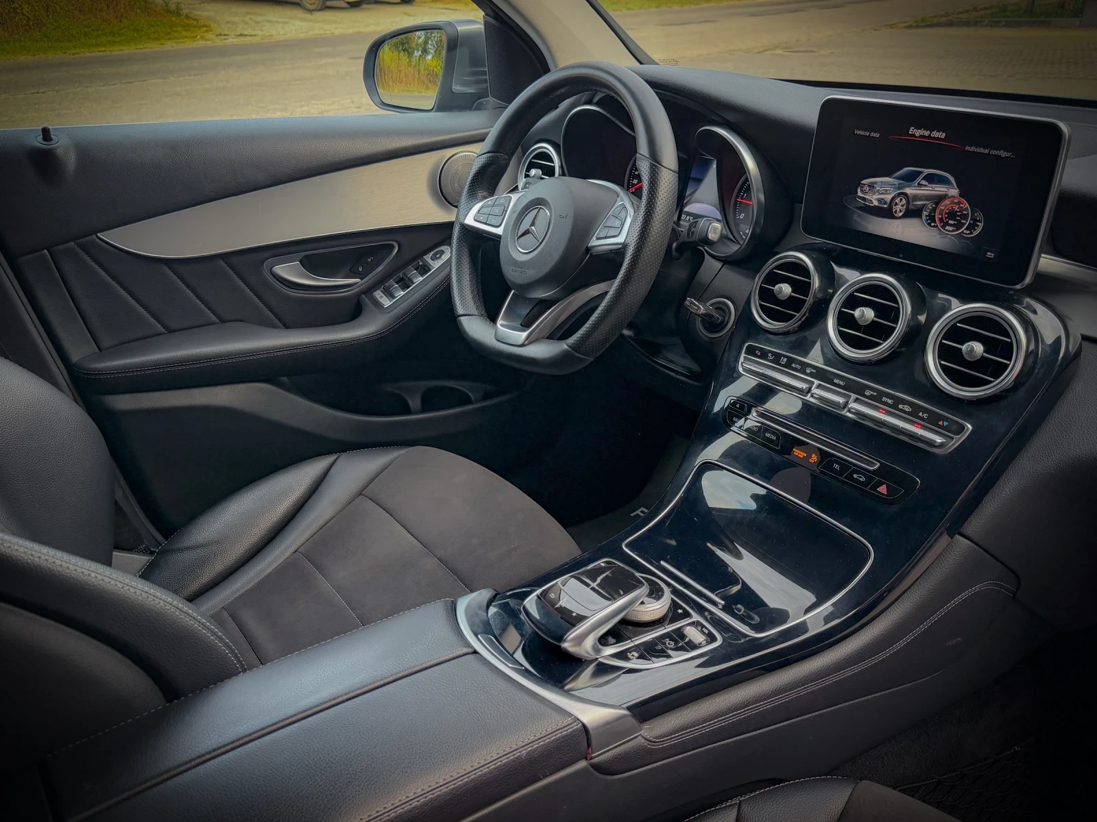 Mercedes-Benz GLC 250 AMG / 4x4 / Multibeam / Burmester / 2 КЛЮЧА , снимка 13 - Автомобили и джипове - 55657484