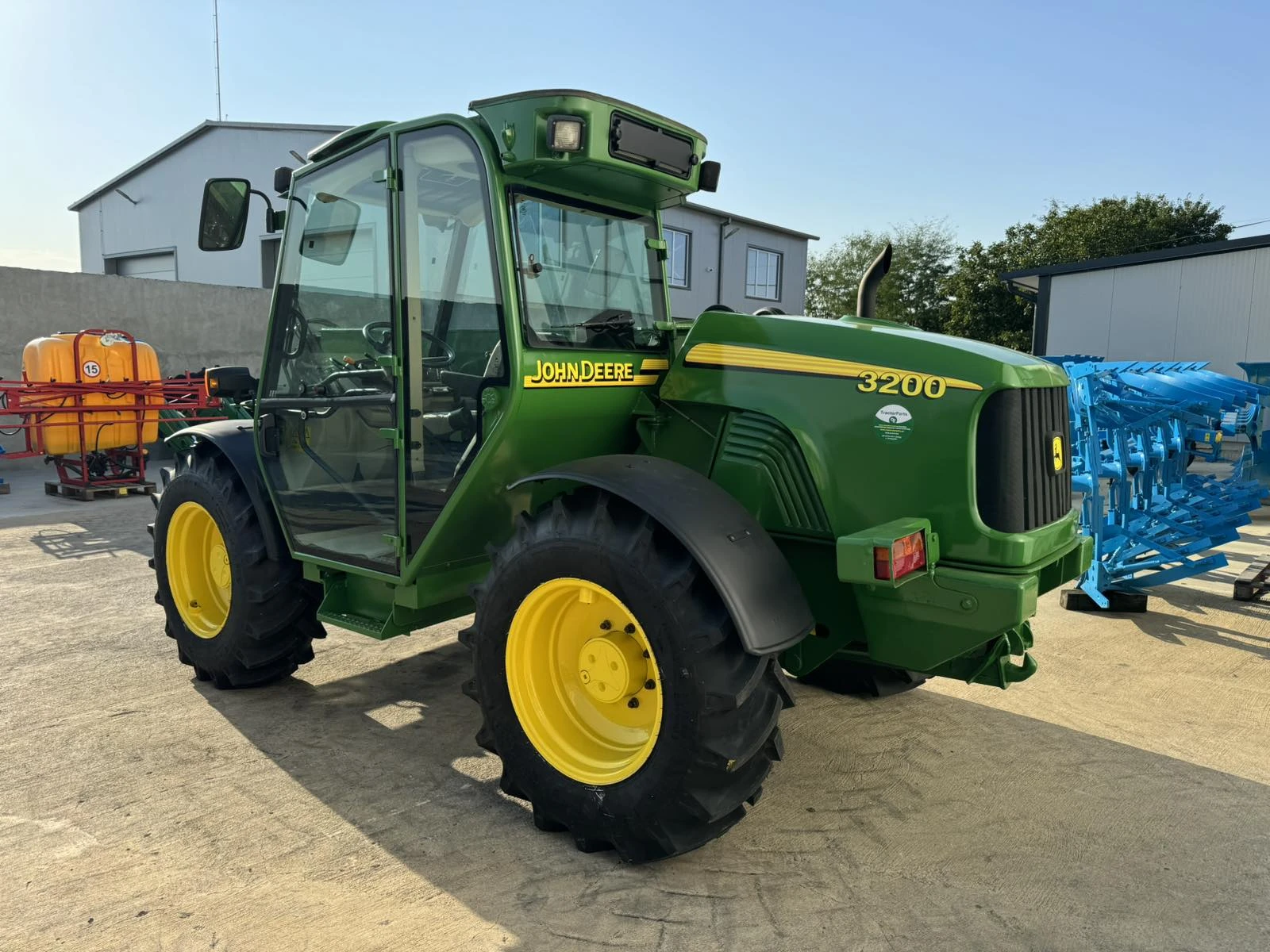 Телескопичен товарач John Deere 3200 - изображение 7