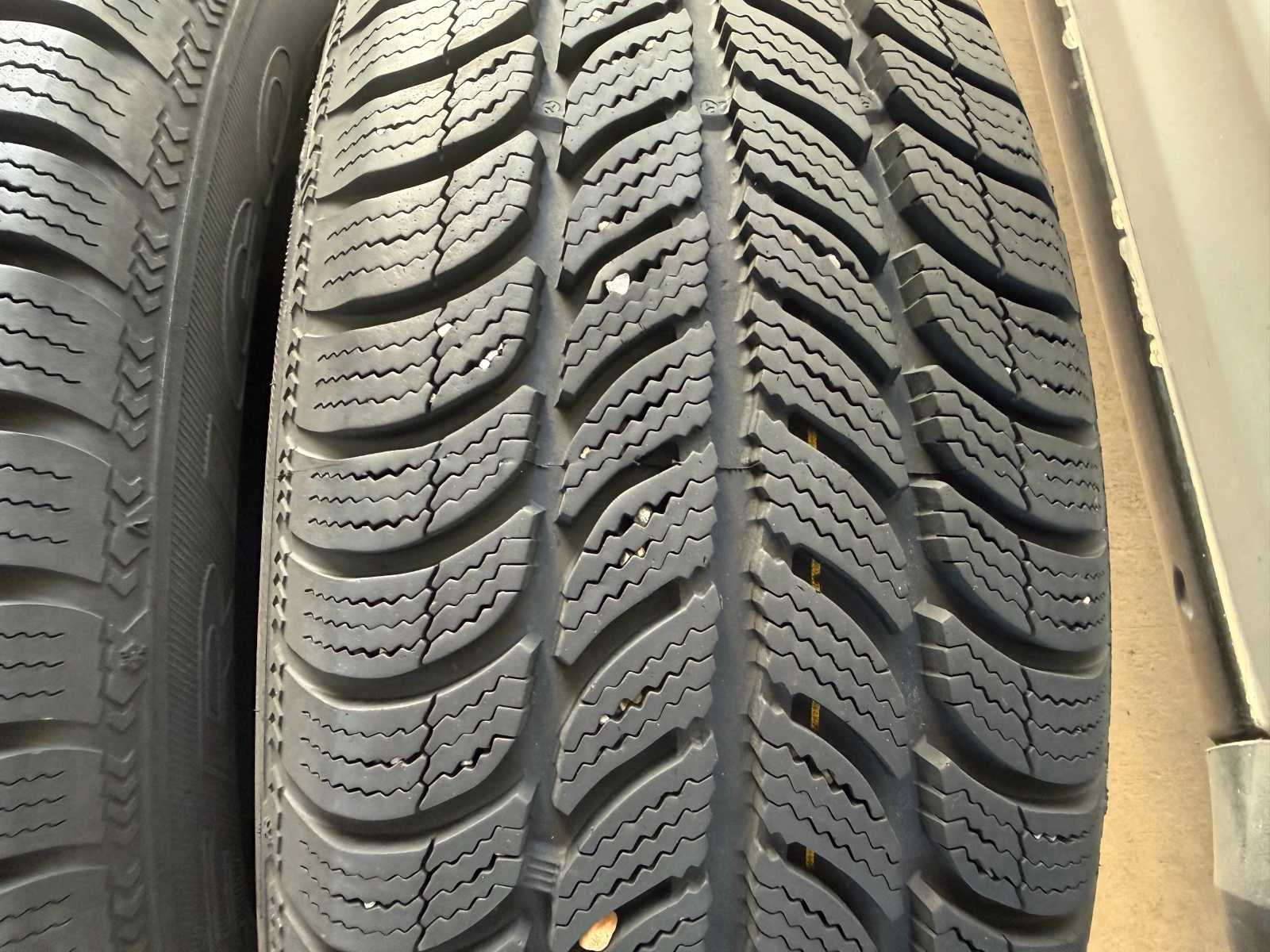 Гуми Зимни 195/65R15, снимка 7 - Гуми и джанти - 56071957