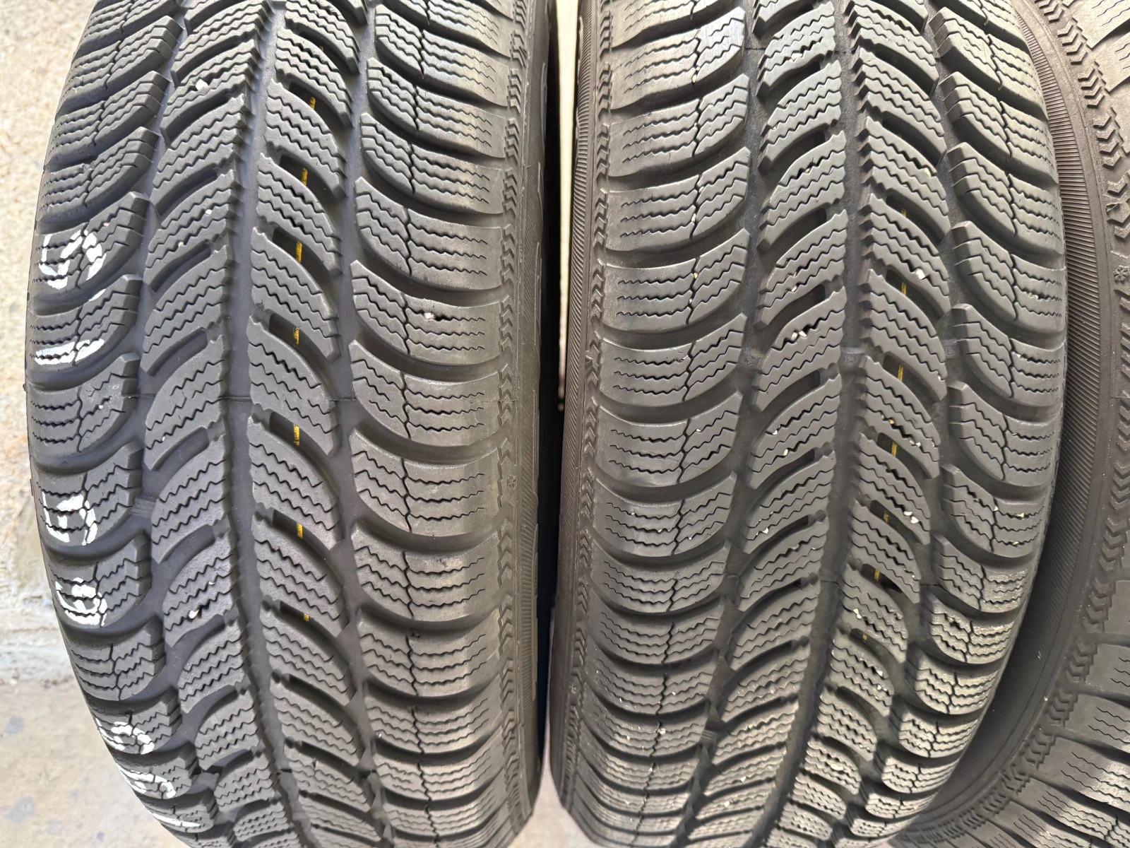 Гуми Зимни 195/65R15, снимка 2 - Гуми и джанти - 56071957
