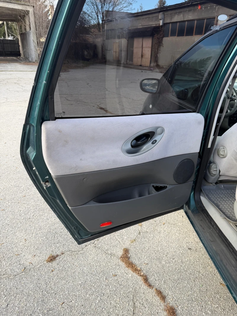 VW Sharan 1.9 TDI 110кс, снимка 15 - Автомобили и джипове - 52919217