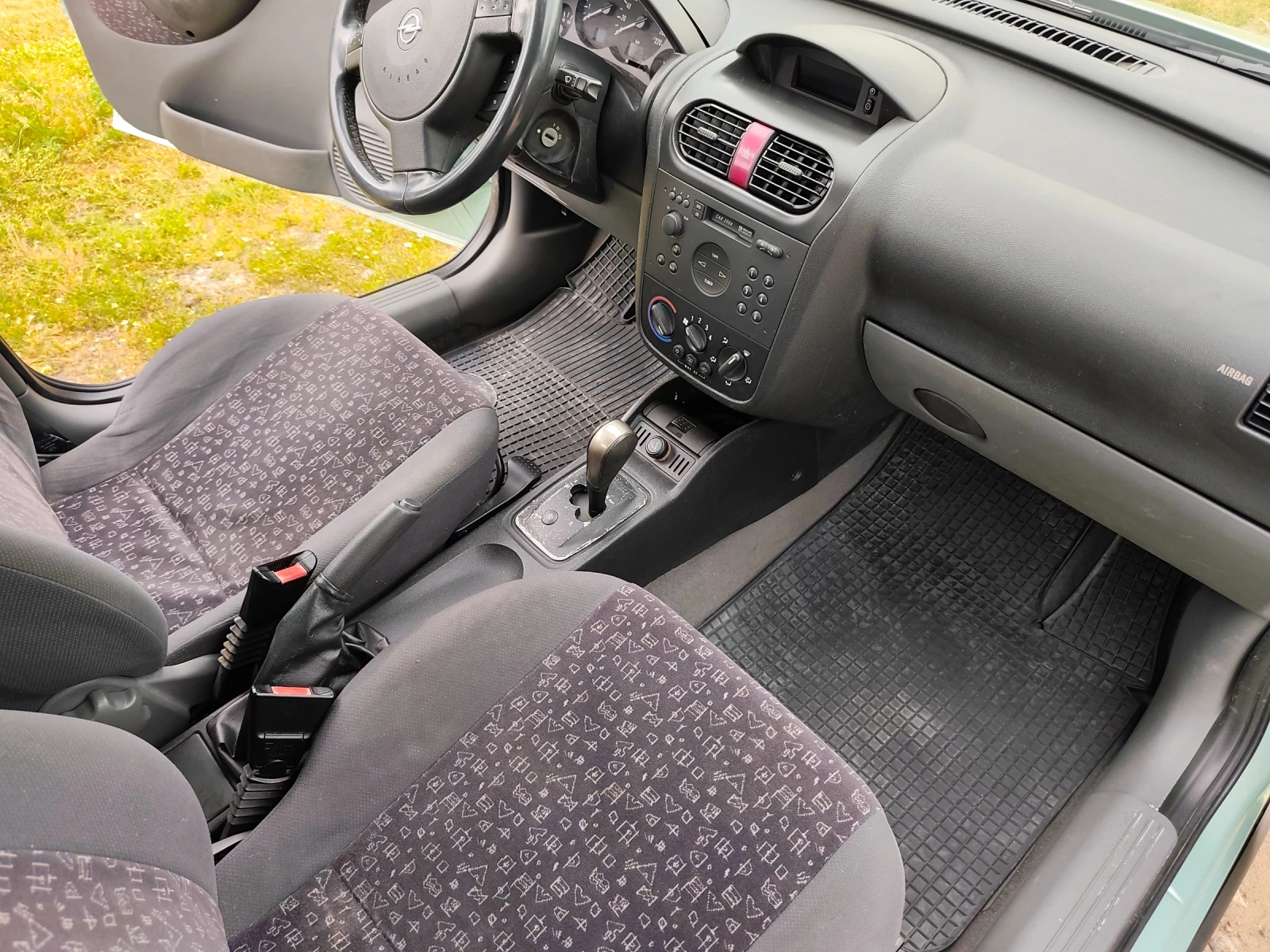 Opel Corsa 1.4i, снимка 4 - Автомобили и джипове - 55614859