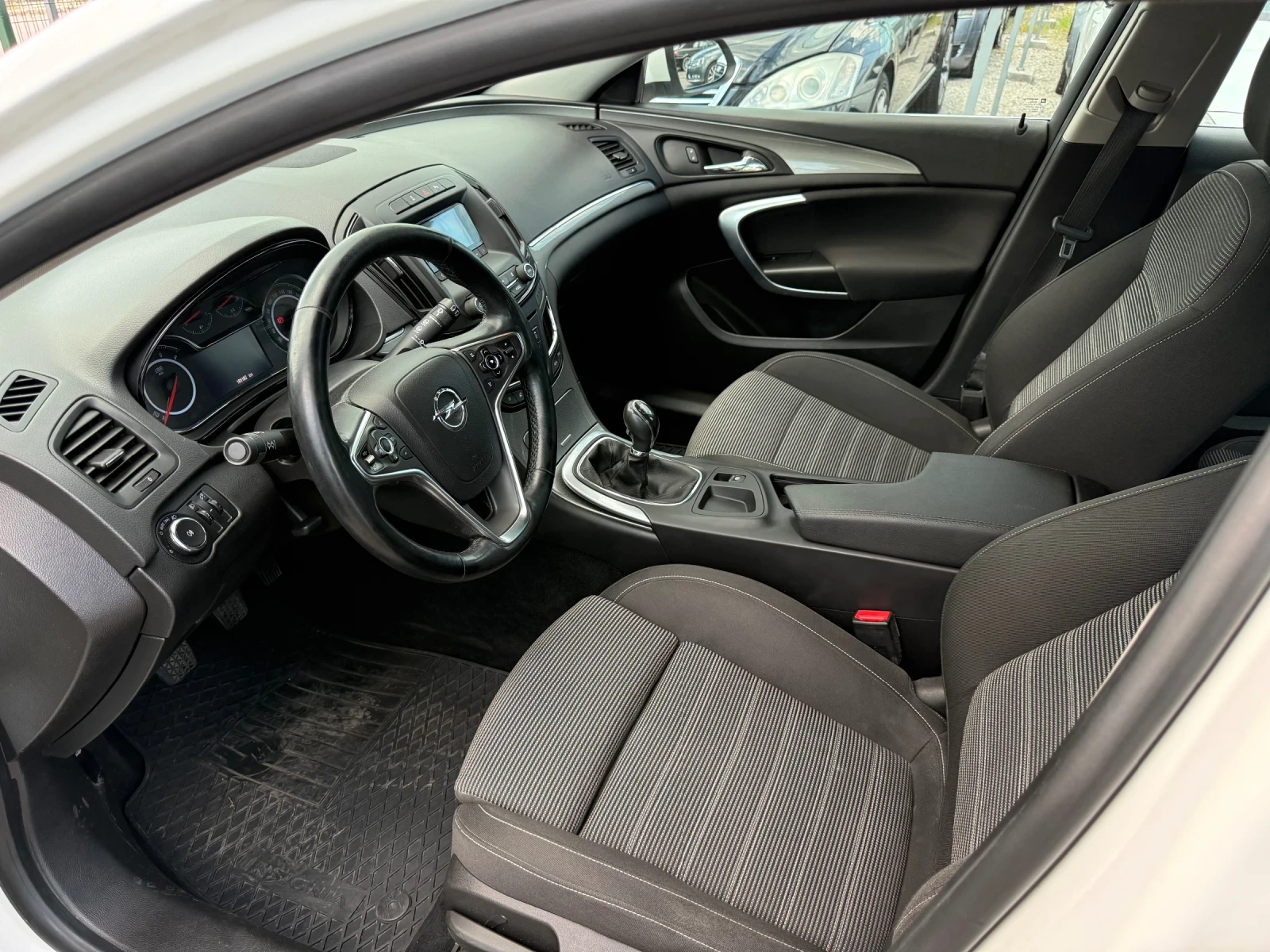 Opel Insignia 2.0 CDTi 136HP, снимка 14 - Автомобили и джипове - 55943930