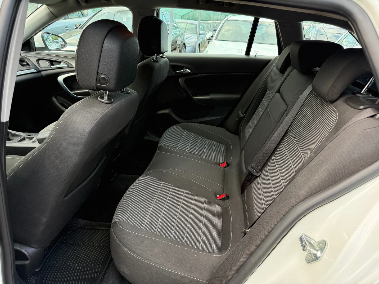Opel Insignia 2.0 CDTi 136HP, снимка 11 - Автомобили и джипове - 55943930