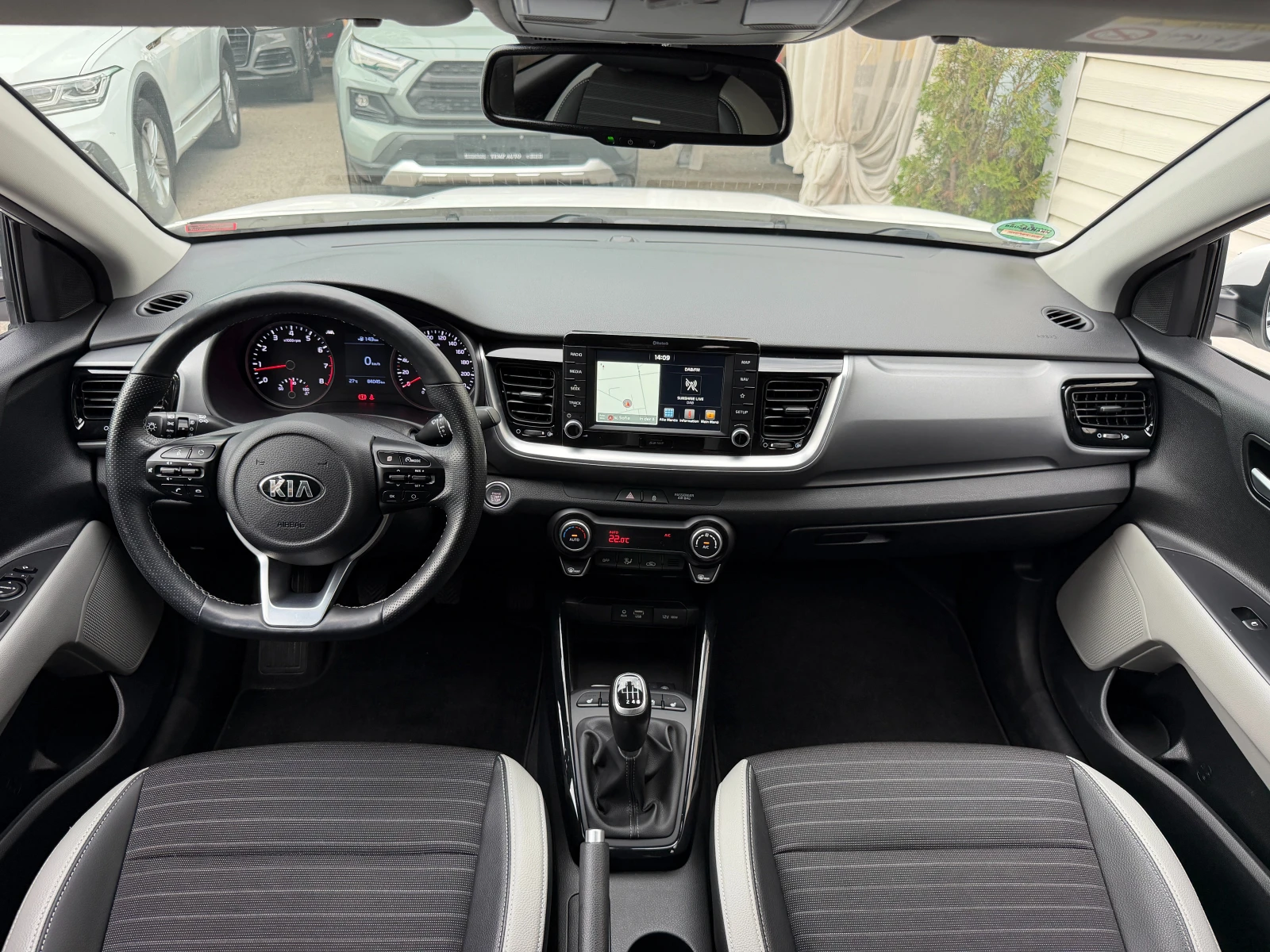 Kia Stonic 1.4i* 99к.с.* С ПЪЛНА СЕРВИЗНА ИСТОРИЯ В KIA , снимка 8 - Автомобили и джипове - 55002130