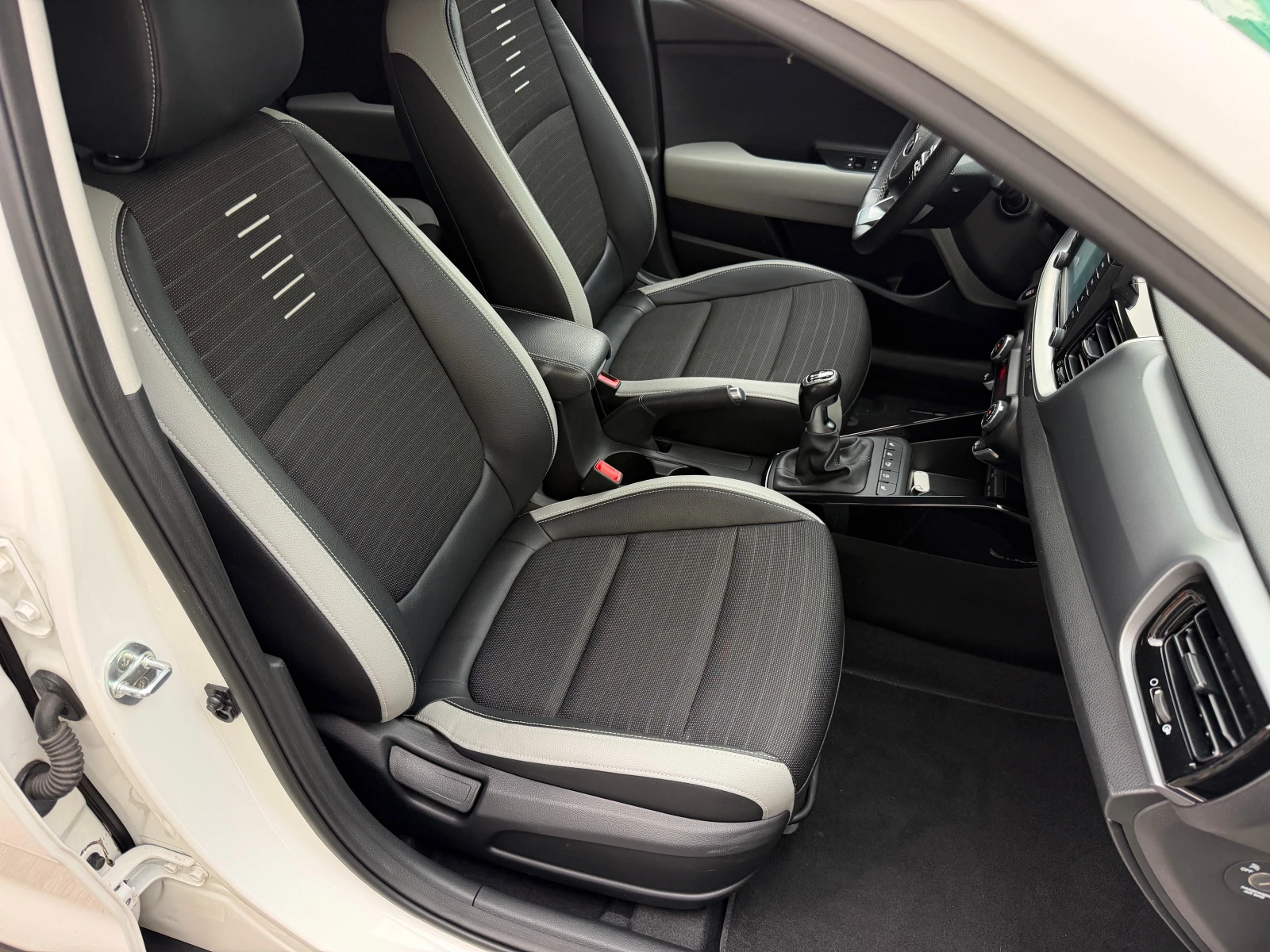 Kia Stonic 1.4i* 99к.с.* С ПЪЛНА СЕРВИЗНА ИСТОРИЯ В KIA , снимка 14 - Автомобили и джипове - 55002130