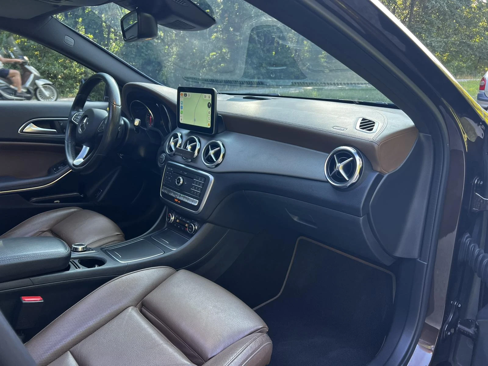 Mercedes-Benz GLA 200 d 4MATIC Lux Face Panorama CarPlay 180  Cam, снимка 9 - Автомобили и джипове - 55449929