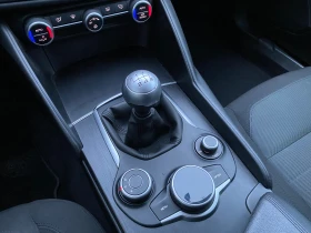 Alfa Romeo Giulia 2.2D 150кс РЪЧНИ СКОРОСТИ СЕРВИЗИ, снимка 9