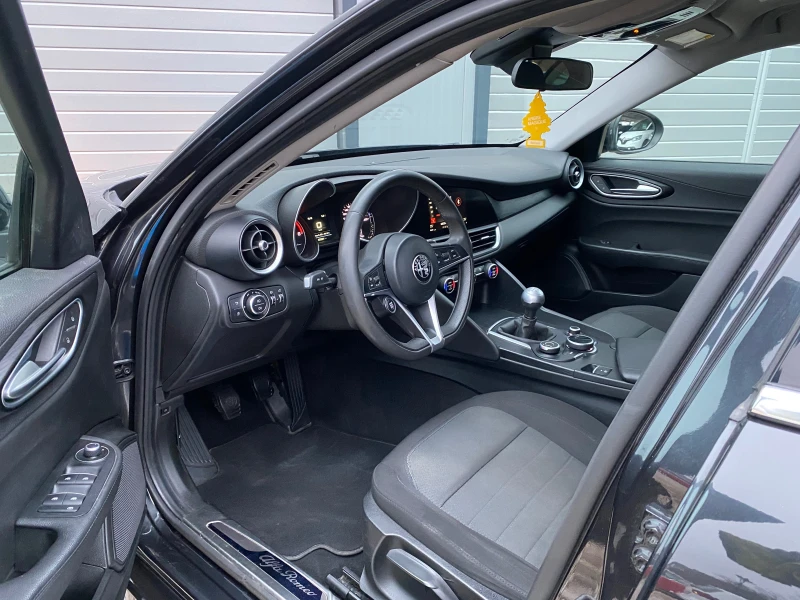 Alfa Romeo Giulia 2.2D 150кс РЪЧНИ СКОРОСТИ СЕРВИЗИ, снимка 12 - Автомобили и джипове - 53300558