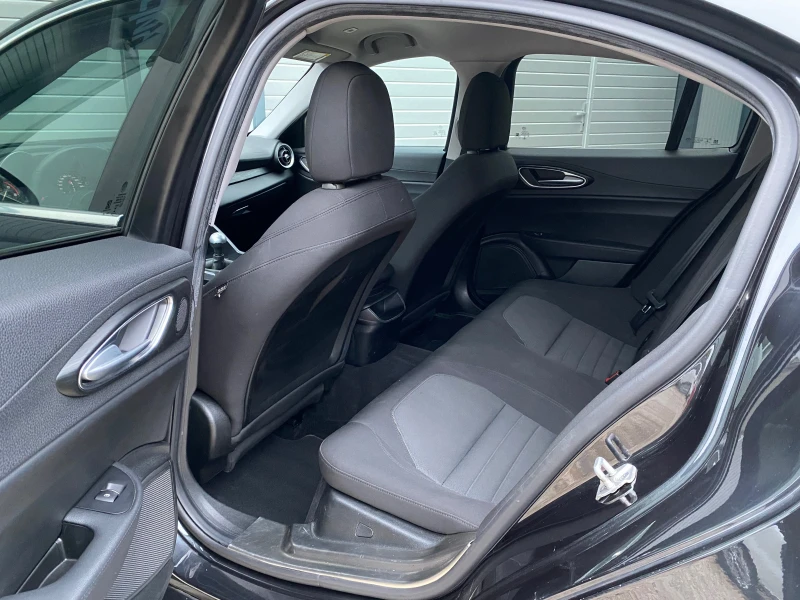 Alfa Romeo Giulia 2.2D 150кс РЪЧНИ СКОРОСТИ СЕРВИЗИ, снимка 8 - Автомобили и джипове - 53300558