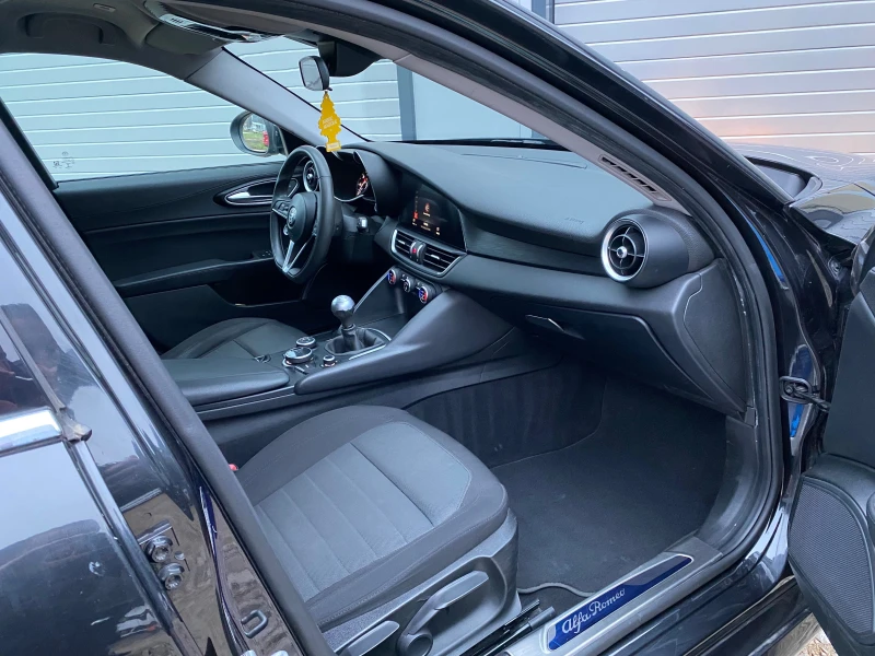 Alfa Romeo Giulia 2.2D 150кс РЪЧНИ СКОРОСТИ СЕРВИЗИ, снимка 16 - Автомобили и джипове - 53300558