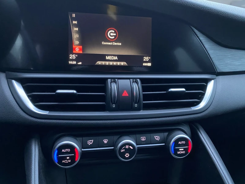 Alfa Romeo Giulia 2.2D 150кс РЪЧНИ СКОРОСТИ СЕРВИЗИ, снимка 13 - Автомобили и джипове - 53300558