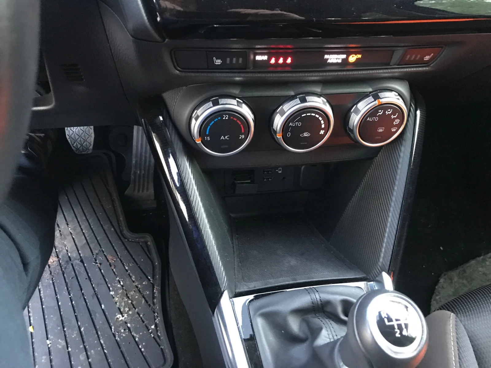 Mazda 2 1.5I HYBRID , снимка 15 - Автомобили и джипове - 53575447