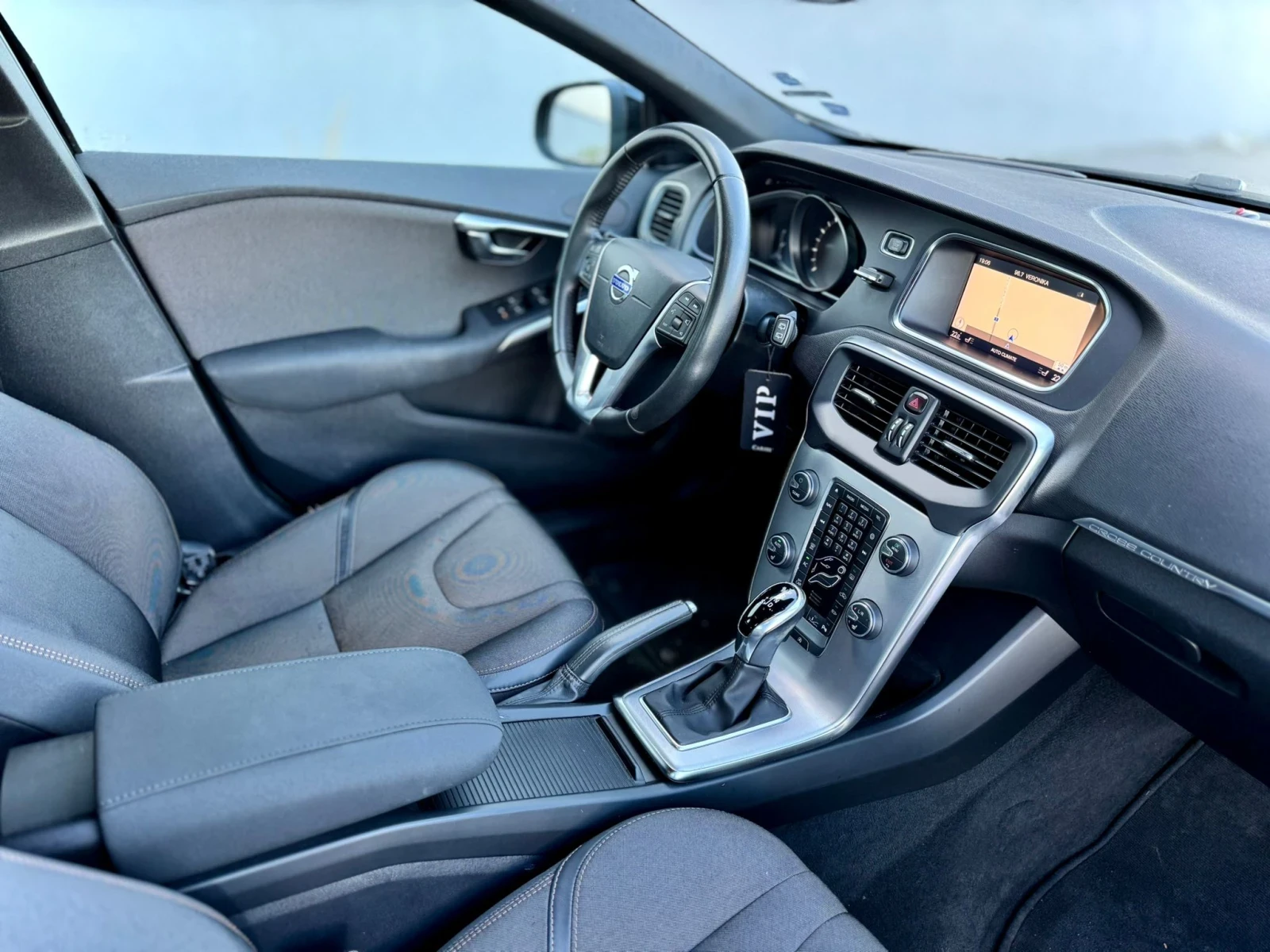 Volvo V40 Cross Country, снимка 13 - Автомобили и джипове - 54368897