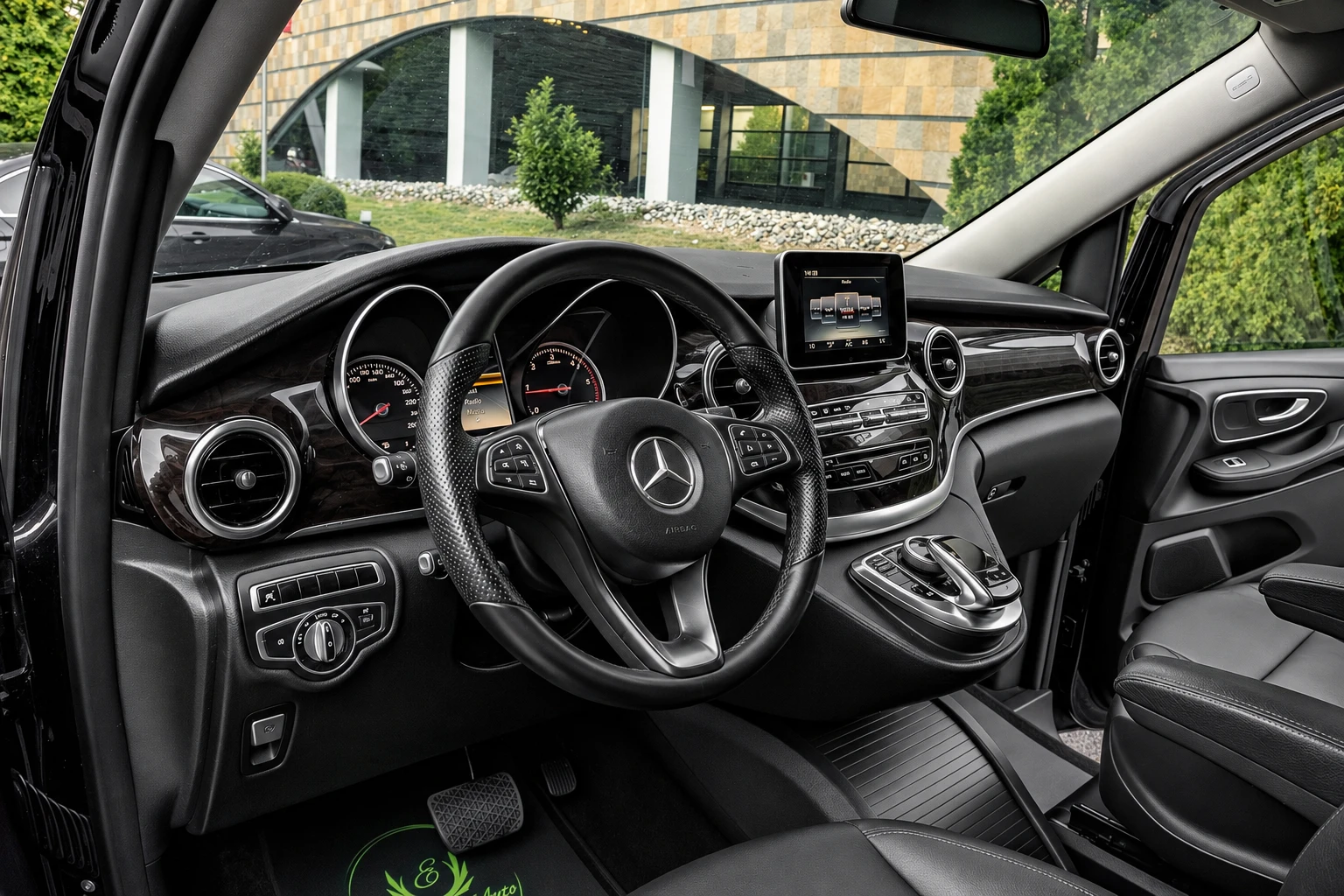 Mercedes-Benz Viano V220d EXTRALONG* AMG* BIG SCREAN* BUSINESS CLASS , снимка 14 - Автомобили и джипове - 55504788
