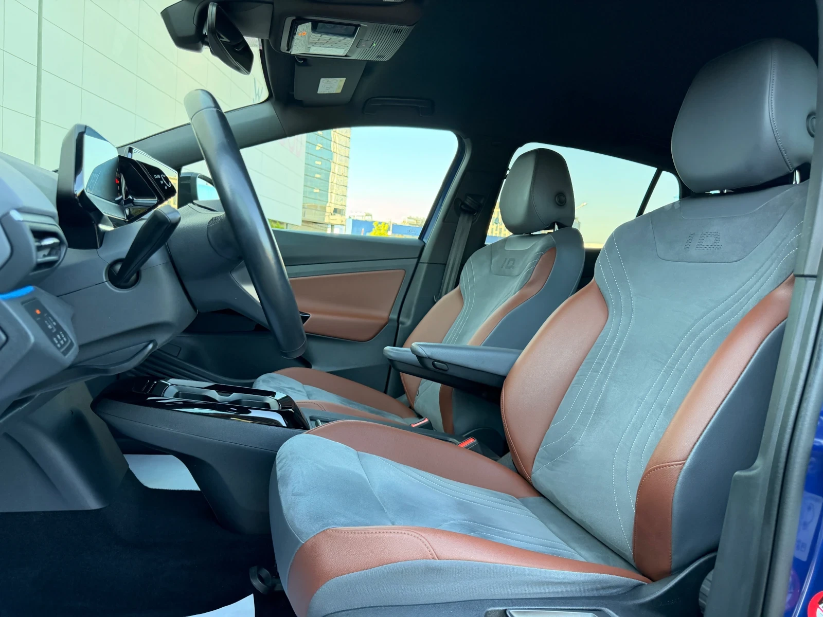 VW ID.4 82KWh-1st-Edition-ДИСТРОНИК-КОЖА-ПОДГРЕВ-УНИКАТ!!!, снимка 11 - Автомобили и джипове - 56011162