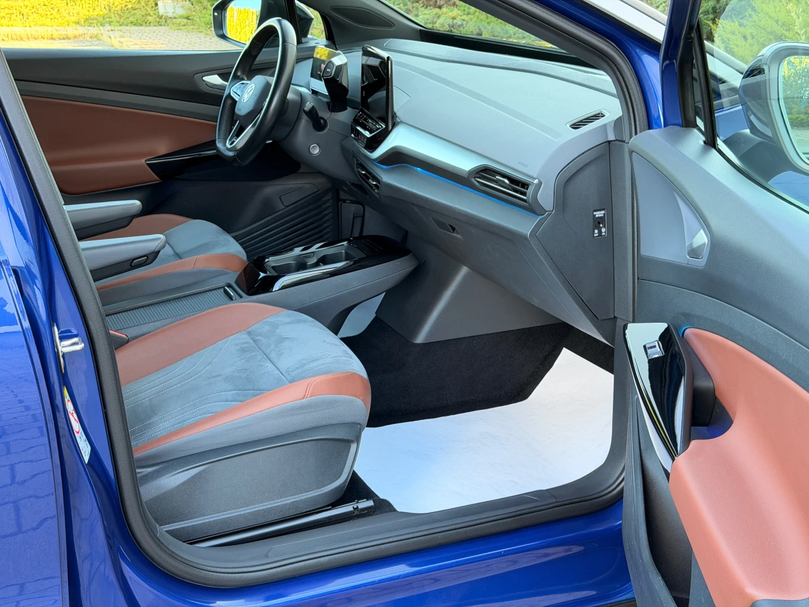 VW ID.4 82KWh-1st-Edition-ДИСТРОНИК-КОЖА-ПОДГРЕВ-УНИКАТ!!!, снимка 13 - Автомобили и джипове - 56011162