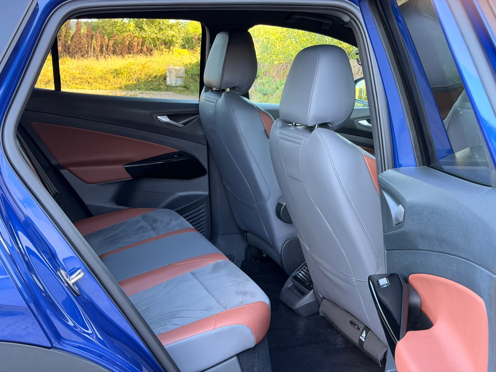 VW ID.4 82KWh-1st-Edition-ДИСТРОНИК-КОЖА-ПОДГРЕВ-УНИКАТ!!!, снимка 12 - Автомобили и джипове - 56011162