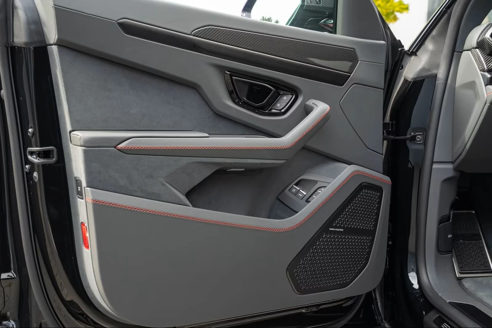 Lamborghini Urus SE /Carbon/BangOlufsen/ - изображение 4