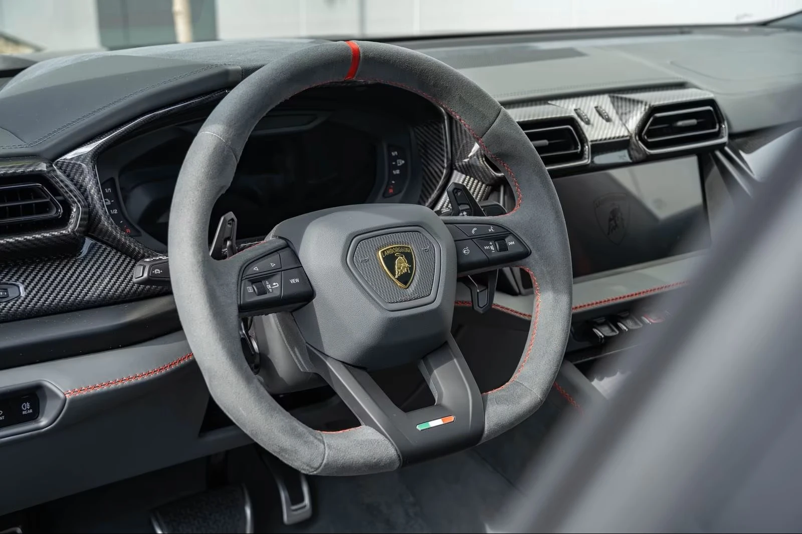 Lamborghini Urus SE /Carbon/BangOlufsen/ - изображение 9