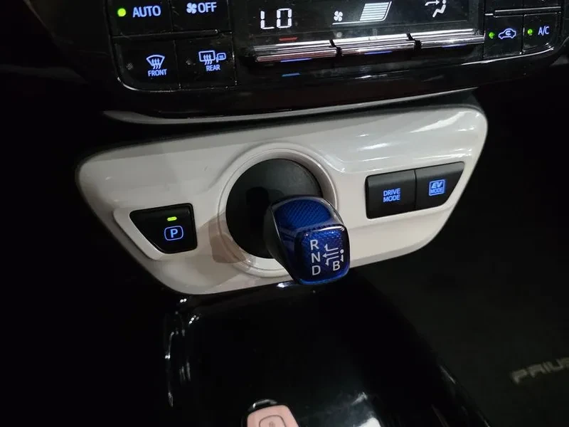 Toyota Prius 1.8E, снимка 9 - Автомобили и джипове - 55559768